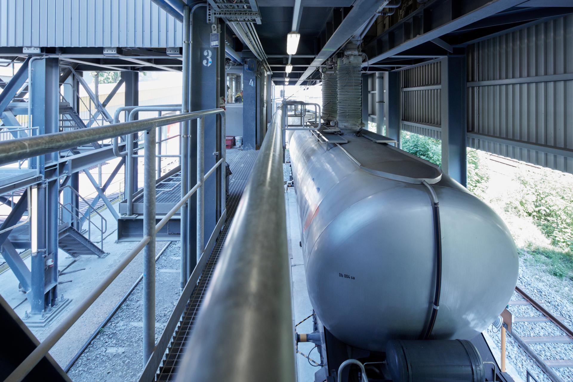 Ein Zug wird mit Zement beladen.