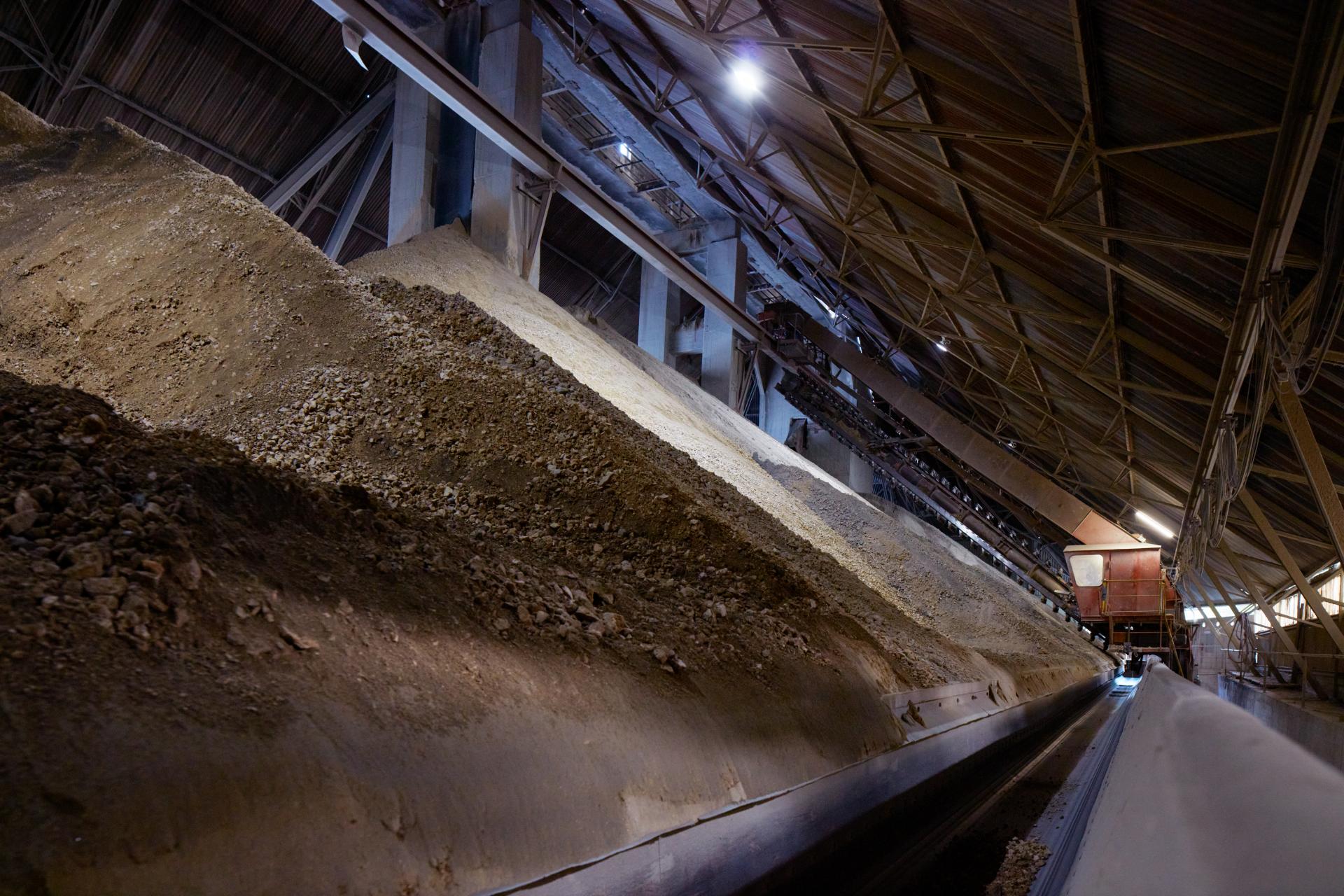 Unverarbeitetes Steinbruchmaterial in einer Halle