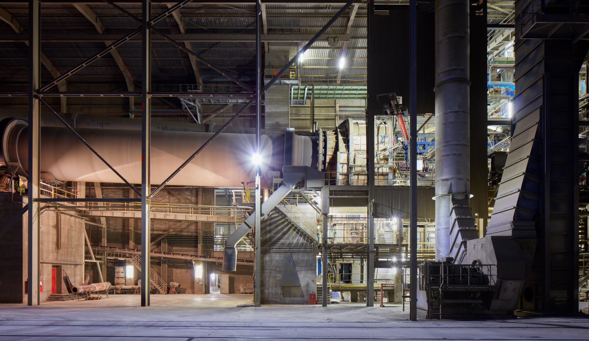 Ein Fabrikgebäude von Innen. Hier wird das Steinbruchmaterial gebrannt.