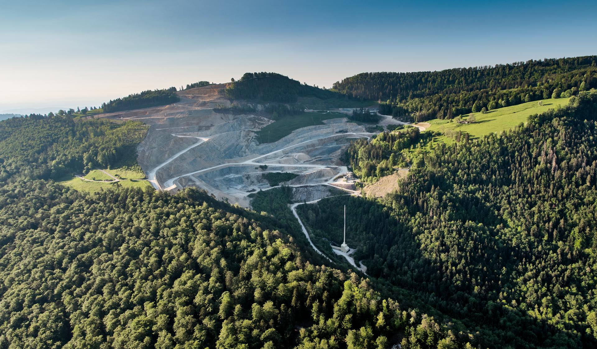 Ein Panoramabild vom Steinbruch von Vigier Ciment im Bieler Jura.