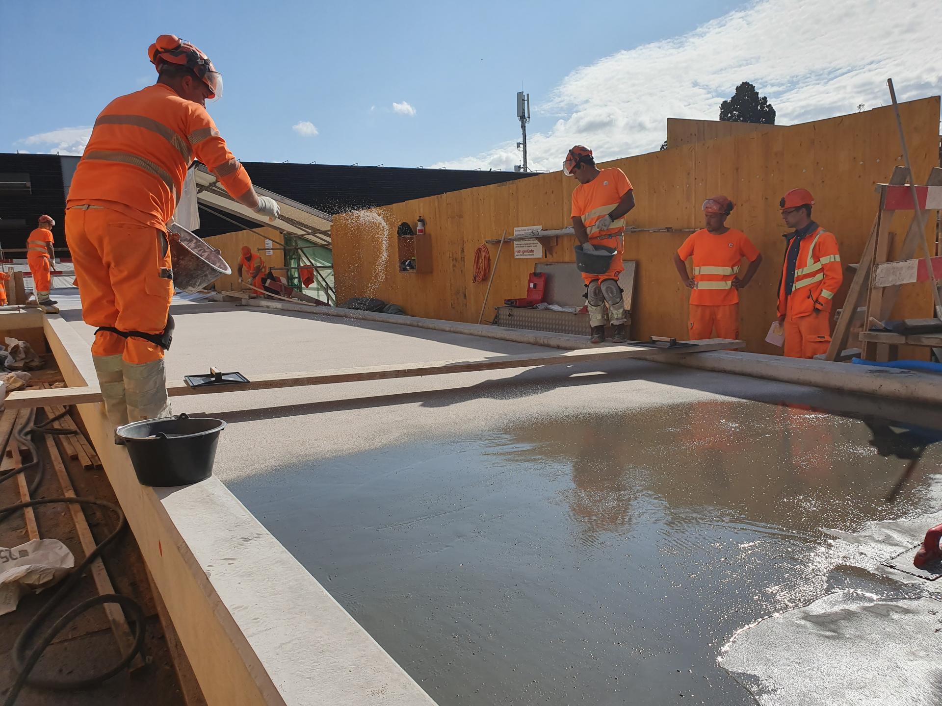 Bauarbeiten für die Fußgängerbrücken am Bahnhof Thalwil.