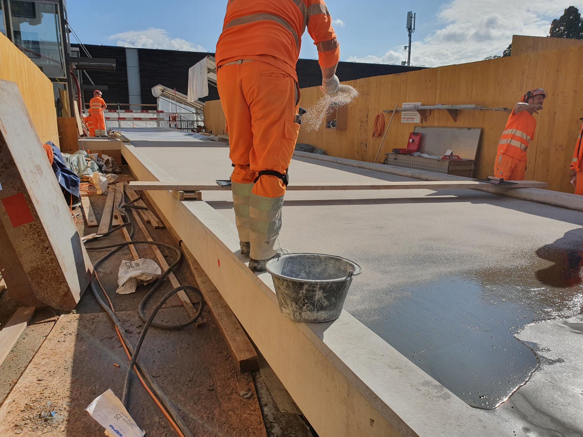 Bauarbeiten für die Fußgängerbrücken am Bahnhof Thalwil.