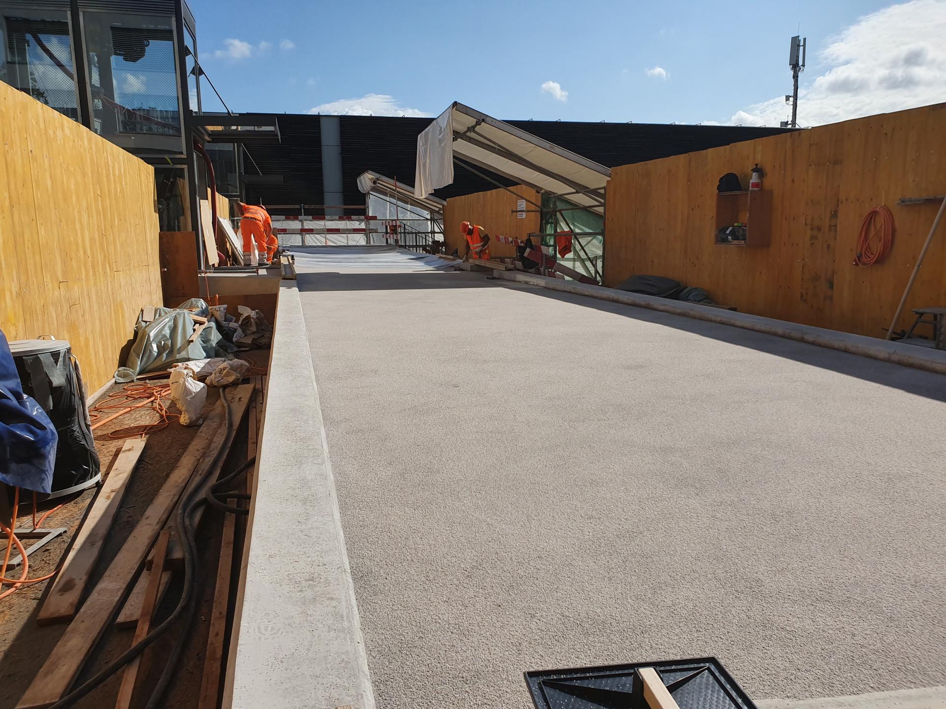 Bauarbeiten für die Fußgängerbrücken am Bahnhof Thalwil.