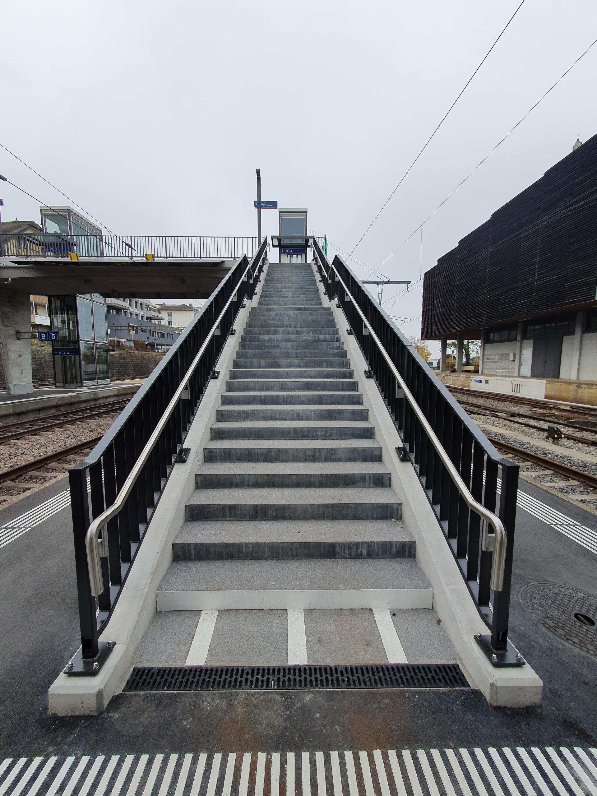 Die Treppe der Fußgängerbrücke am Bahnhof Thalwil von unten.
