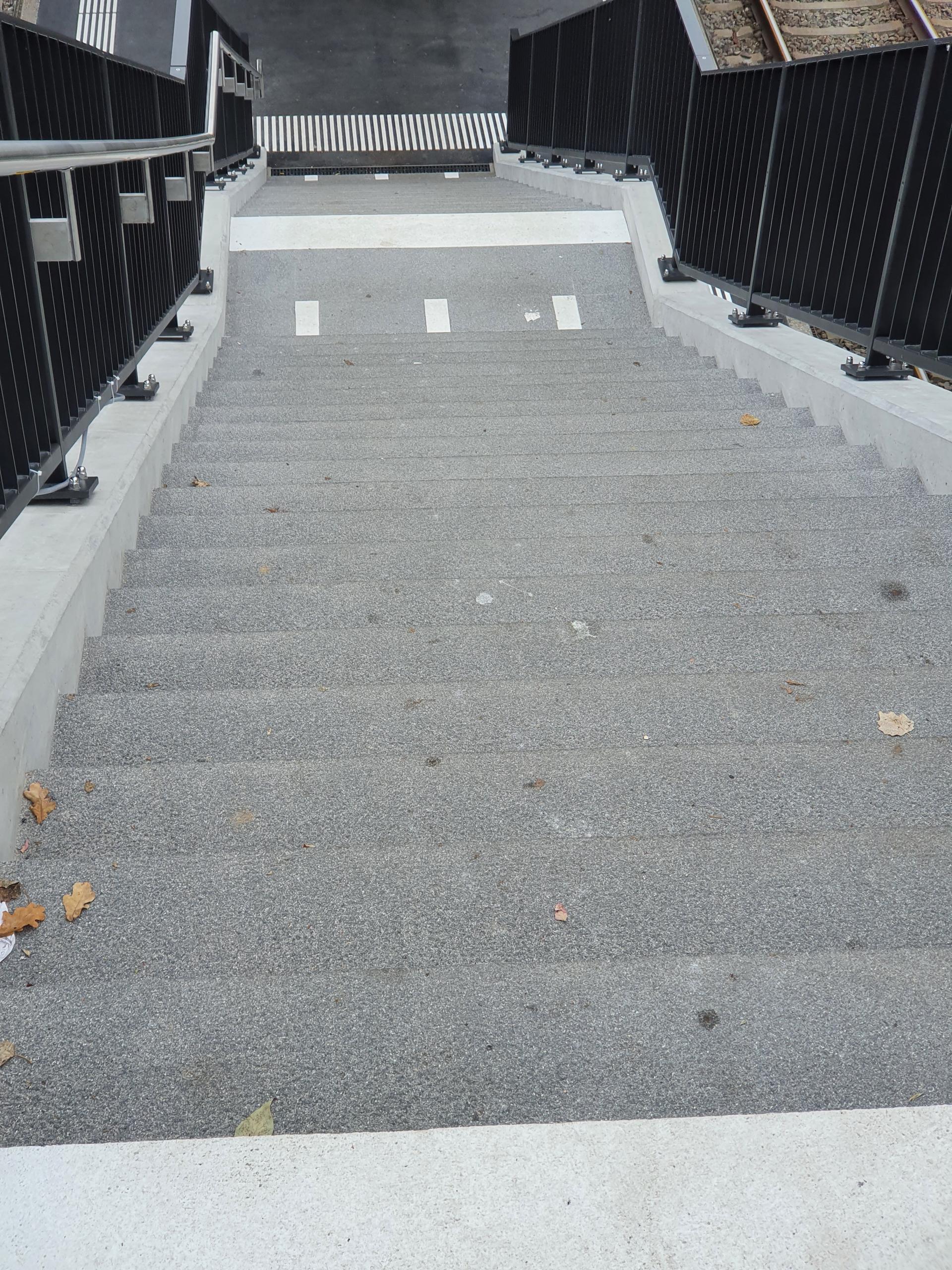 Treppe von oben der Fußgängerbrücke am Bahnhof Thalwil.