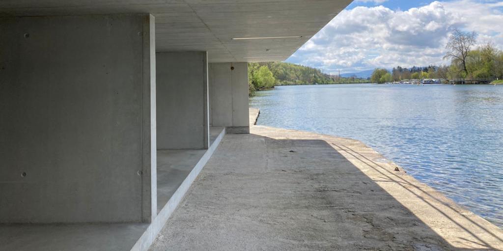 Modernes Bootshaus mit Vigier CEM Bono Zement